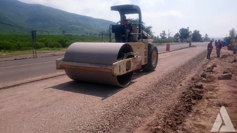 Rodillo compactador liso trabajando en la base de la ampliación de una carretera
