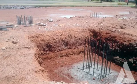 Excavación de cimentación con grupos de varillas de anclaje colocados para el desplante de columnas