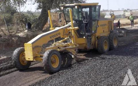 Motoconformadora Volvo extendiendo material de base en un camino en construcción