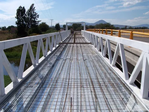 Malla de refuerzo colocada sobre el losacero del puente peatonal metálico antes del colado de la losa